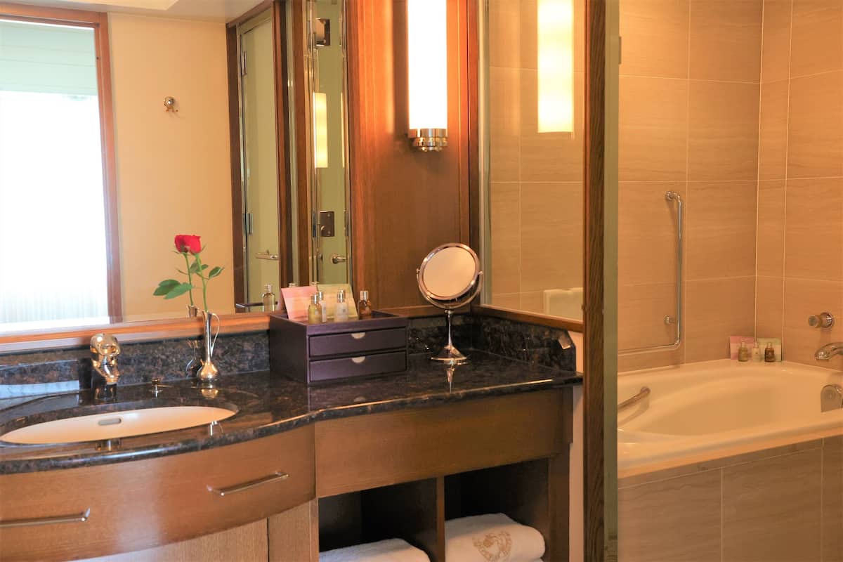 combined shower/bathtub, deep-soaking bathtub, free toiletries