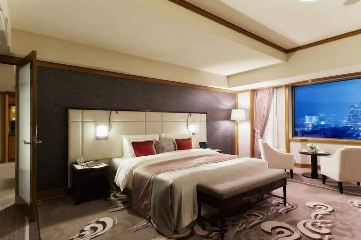 1 bedroom, premium bedding, down comforters, in-room safe