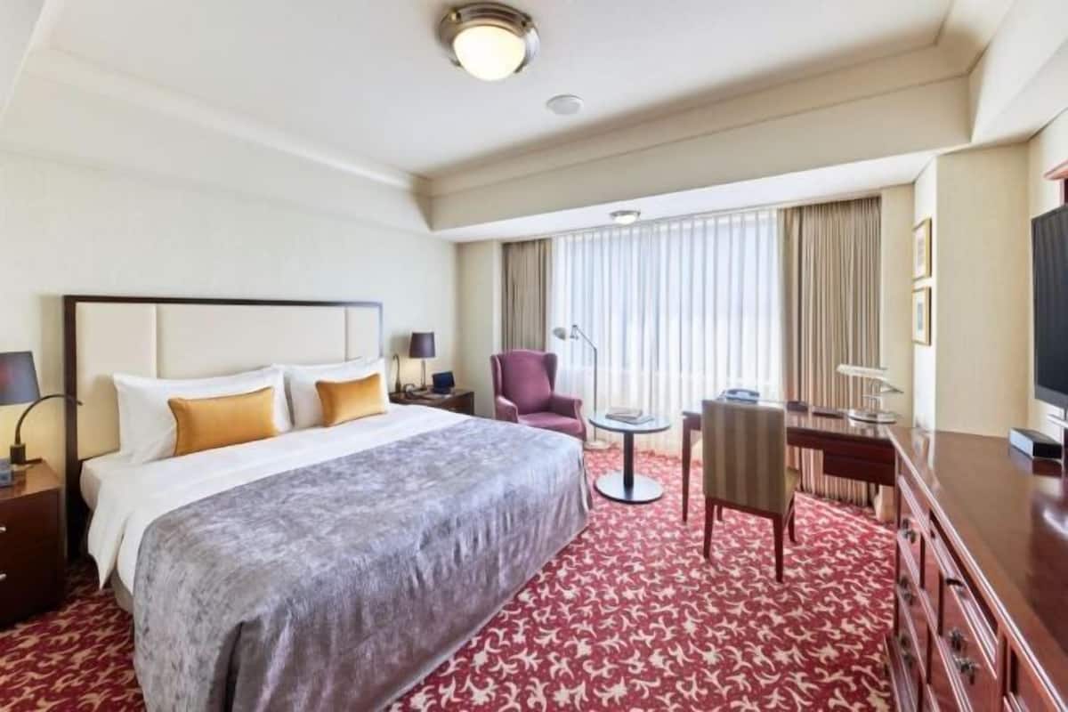 1 bedroom, premium bedding, down comforters, in-room safe