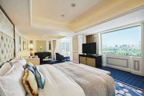 1 bedroom, premium bedding, down comforters, in-room safe