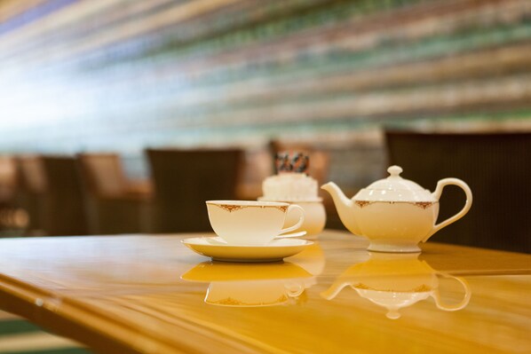 A table with a teapot and cup set on a reflective surface. - Imperial Hotel, Tokyo (Tokyo)