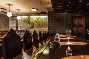 2 bars/lounges