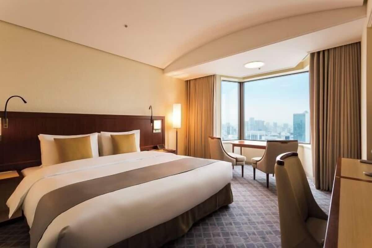 1 bedroom, premium bedding, down comforters, in-room safe