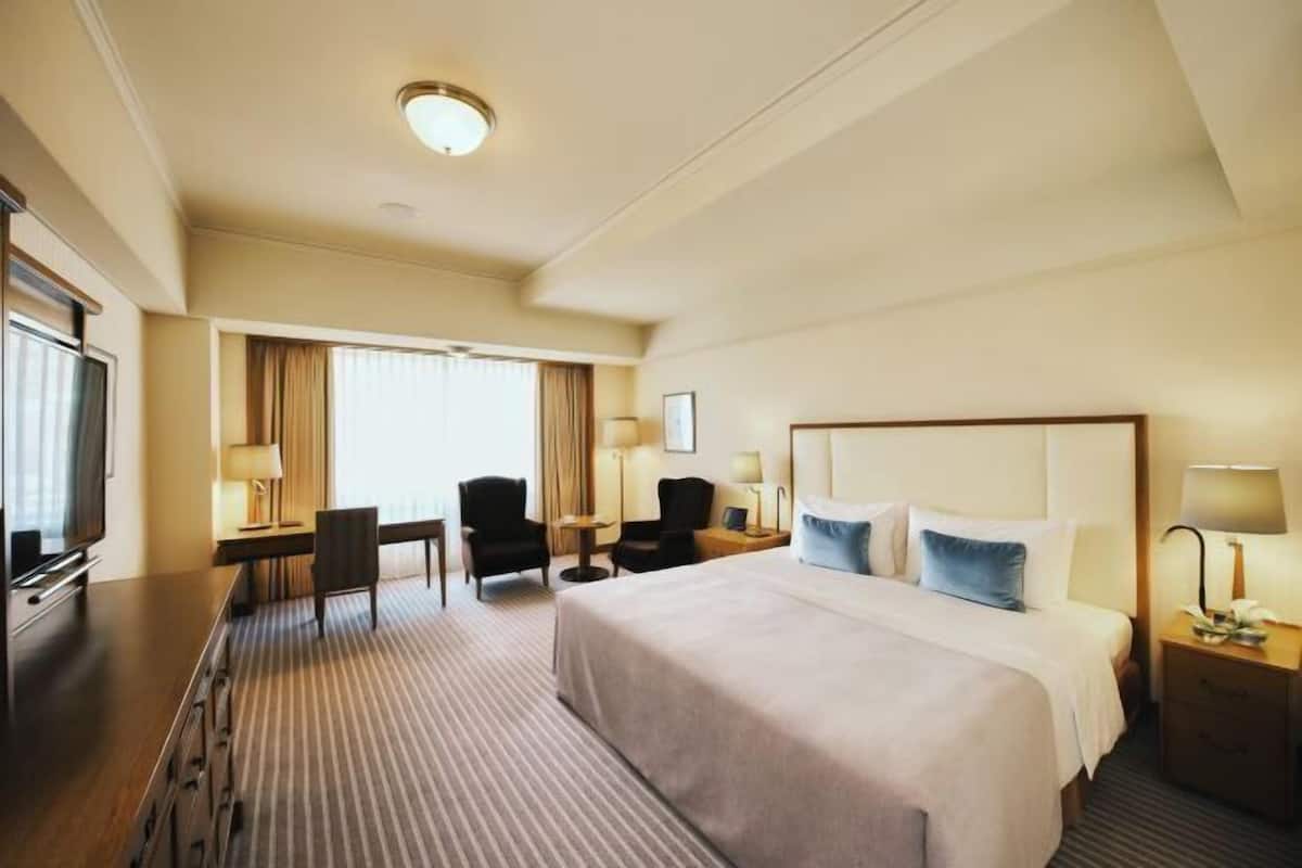 1 bedroom, premium bedding, down comforters, in-room safe