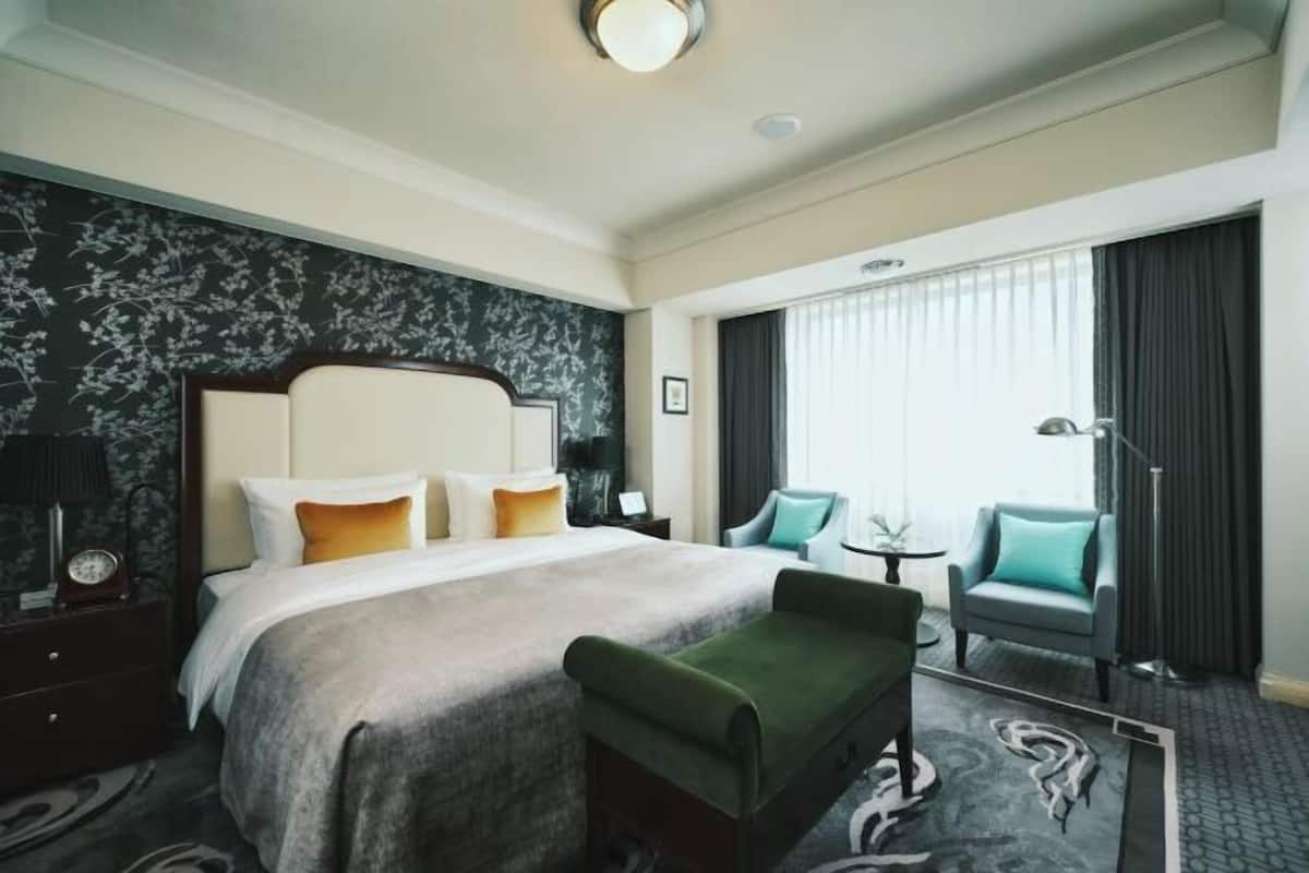 1 bedroom, premium bedding, down comforters, in-room safe