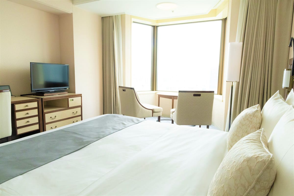 1 bedroom, premium bedding, down comforters, in-room safe