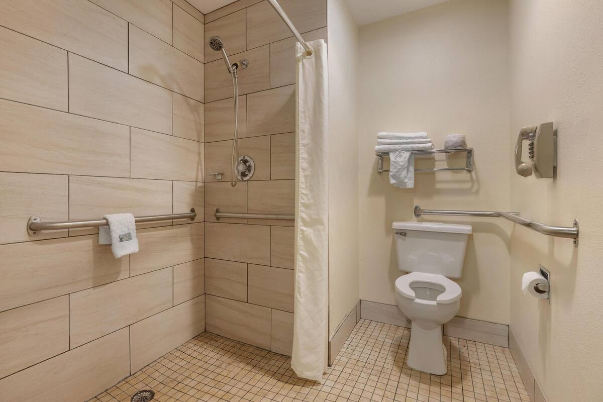 standard room, 2 double beds, accessible, non smoking | bathroom | combined shower/bathtub, free toiletries, hair dryer, towels