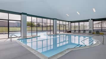 Piscina coperta, piscina stagionale all'aperto
