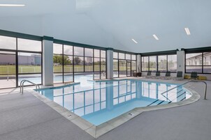 Una piscina techada, una piscina al aire libre de temporada