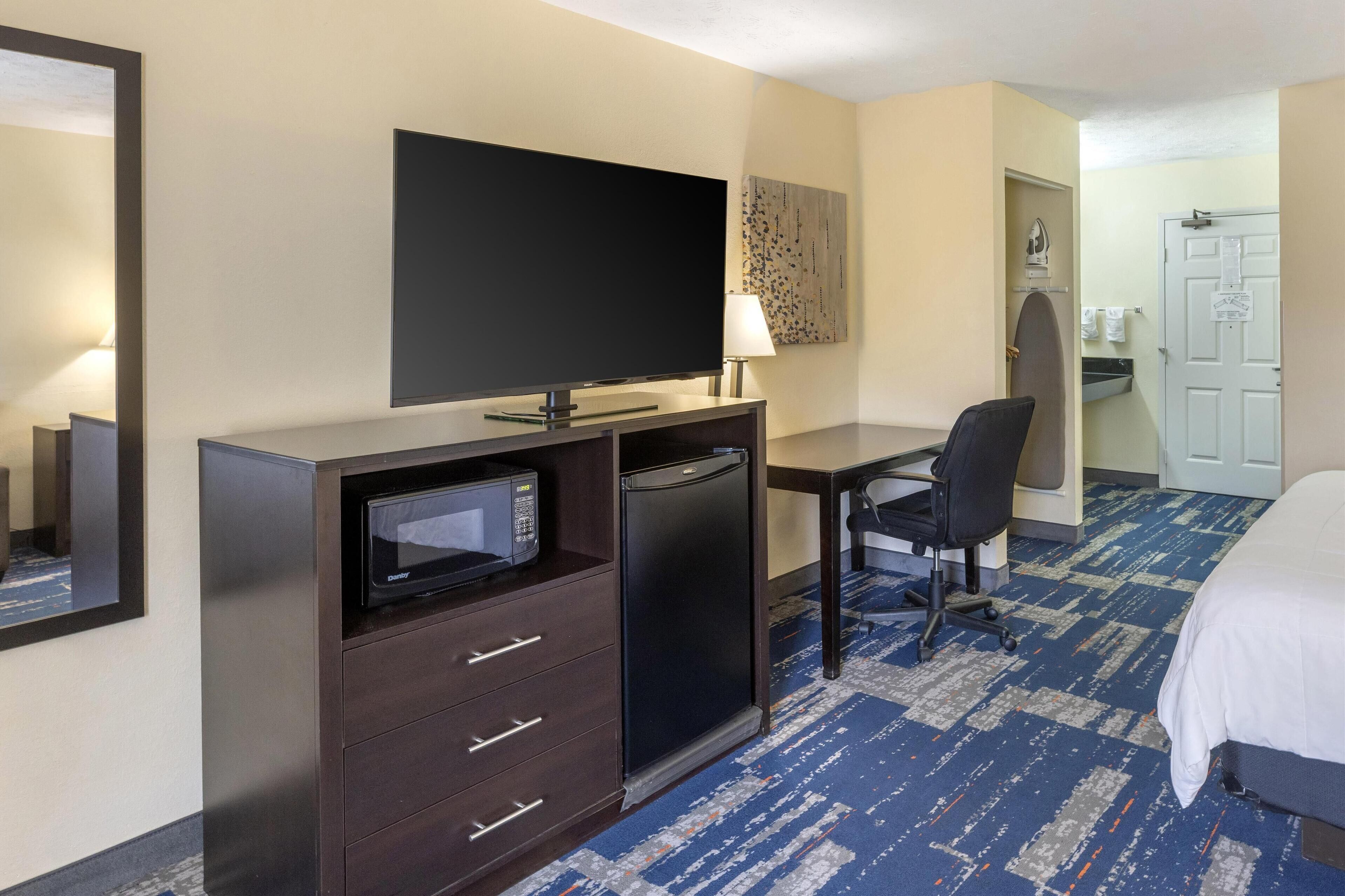 standard room, 1 king bed, accessible, non smoking | in-room safe, desk, iron/ironing board, free cots/infant beds