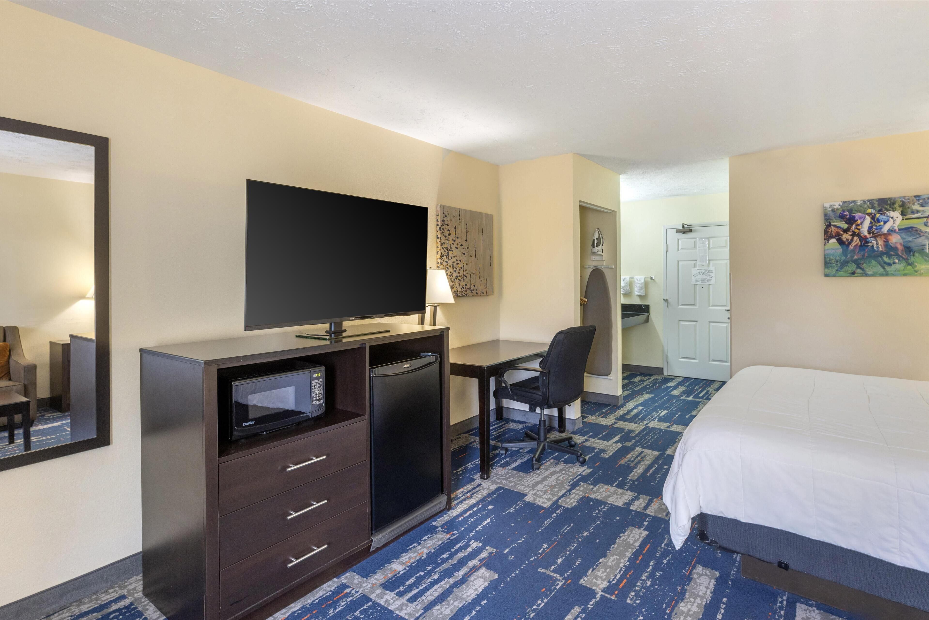 standard room, 1 king bed, accessible, non smoking | in-room safe, desk, iron/ironing board, free cots/infant beds