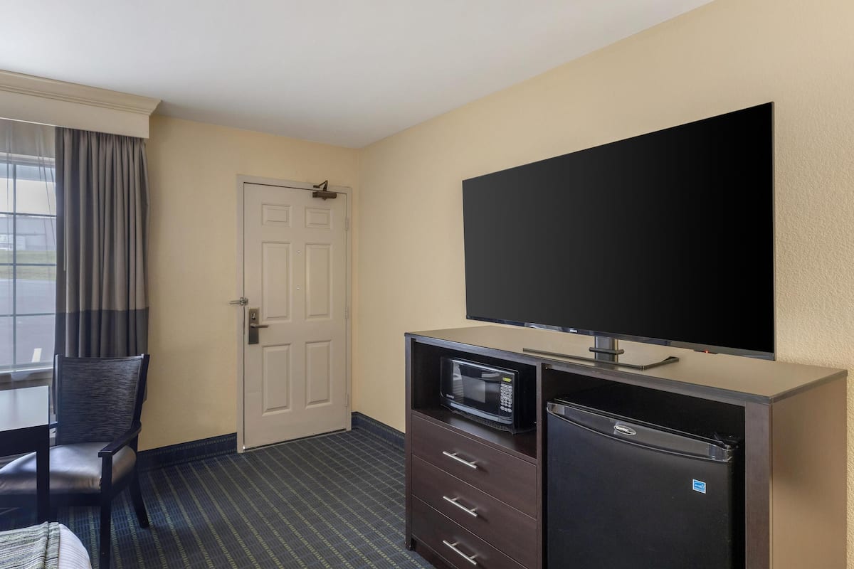 standard room, 2 double beds, accessible, non smoking | in-room safe, desk, iron/ironing board, free cots/infant beds