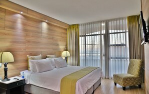 Familiekamer, 2 slaapkamers | Een kluis op de kamer, individueel gemeubileerd, een bureau