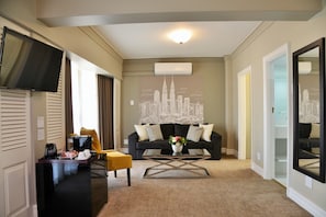 Suite, 1 Schlafzimmer | Wohnbereich | 32-Zoll-LCD-Fernseher mit Satellitenempfang, Fernseher