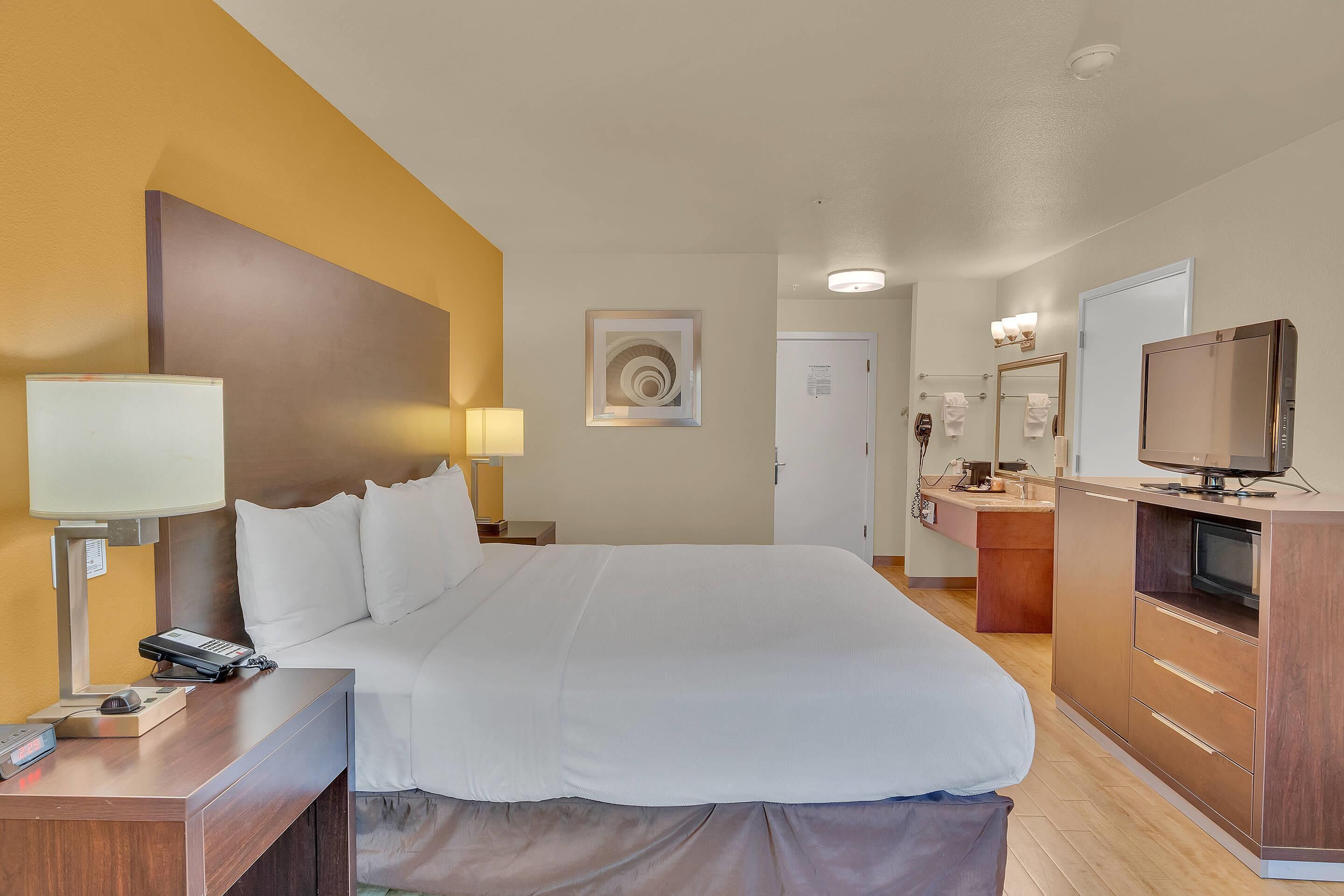 Standard Room, 1 King Bed, Non Smoking | Hypo-allergenic bedding, desk, laptop workspace, blackout curtains