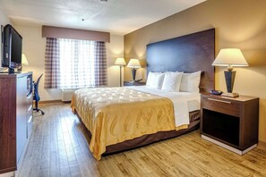 Hypo-allergenic bedding, desk, laptop workspace, blackout drapes - Quality Inn near Six Flags Discovery Kingdom - Napa Valley (Vallejo)