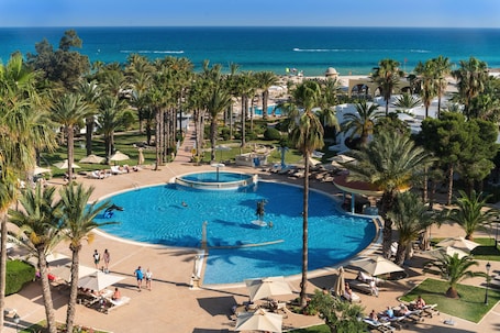 Innenpool, Außenpool, Sonnenschirme, Liegestühle. Steigenberger Marhaba Thalasso