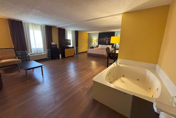 Deluxe Studio Suite, 1 King Bed, Non Smoking | Pillowtop beds, in-room safe, desk, laptop workspace