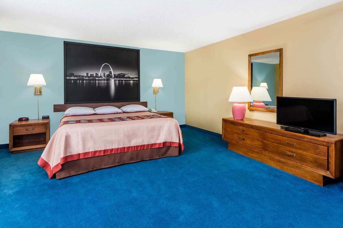Pillowtop beds, in-room safe, desk, laptop workspace