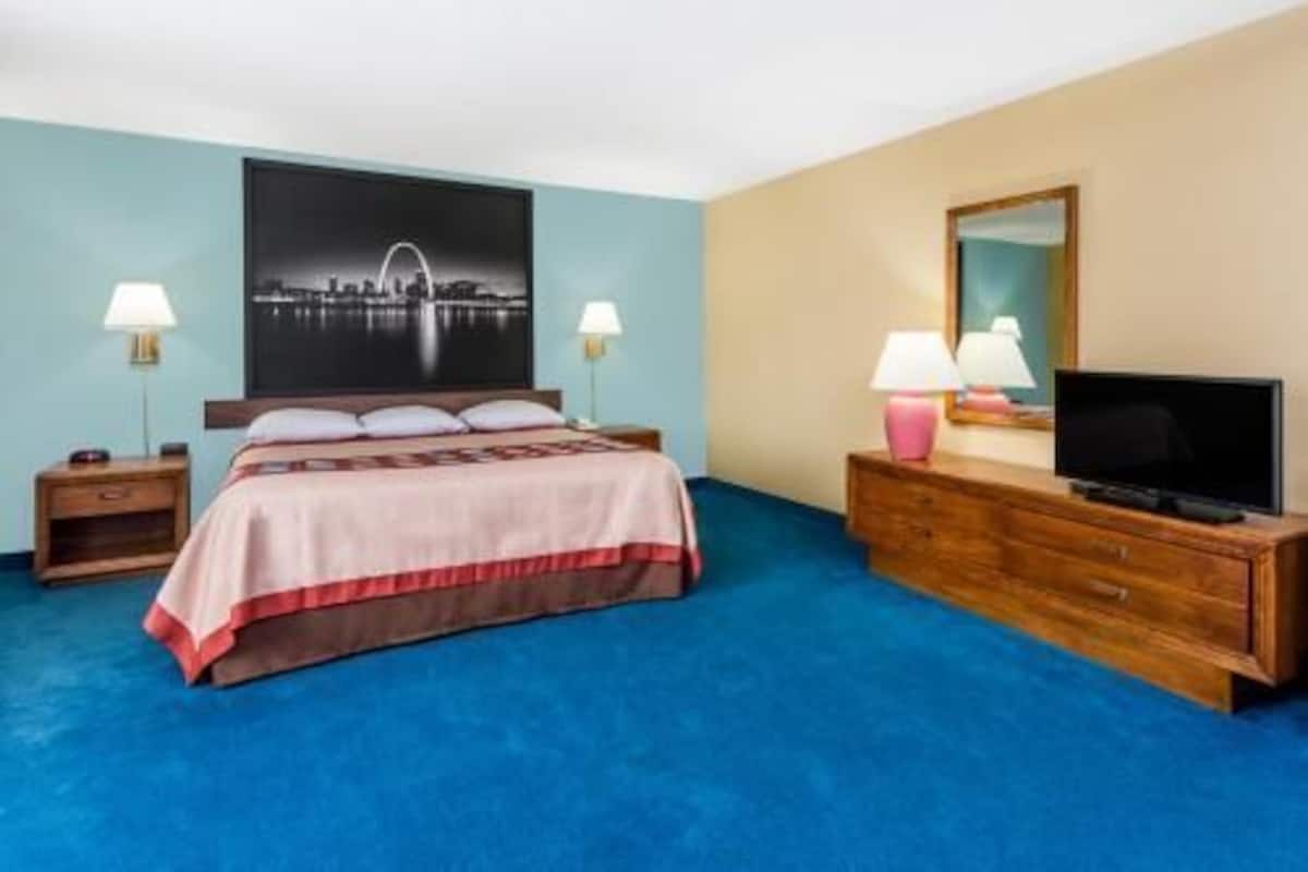 Pillowtop beds, in-room safe, desk, laptop workspace