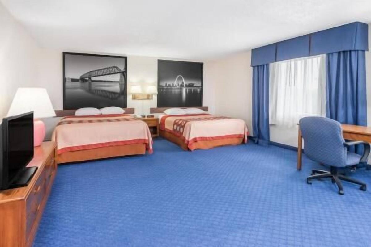 Pillowtop beds, in-room safe, desk, laptop workspace