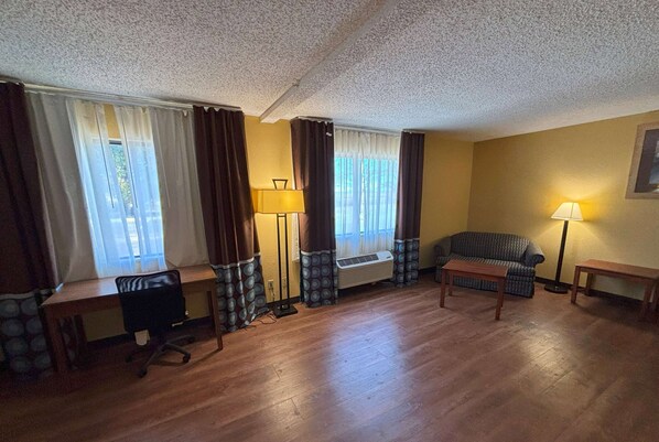 Suite estudio, 2 camas de matrimonio, no fumadores | Colchones con acolchado adicional, caja fuerte, escritorio