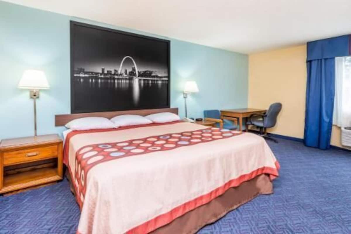 Pillowtop beds, in-room safe, desk, laptop workspace