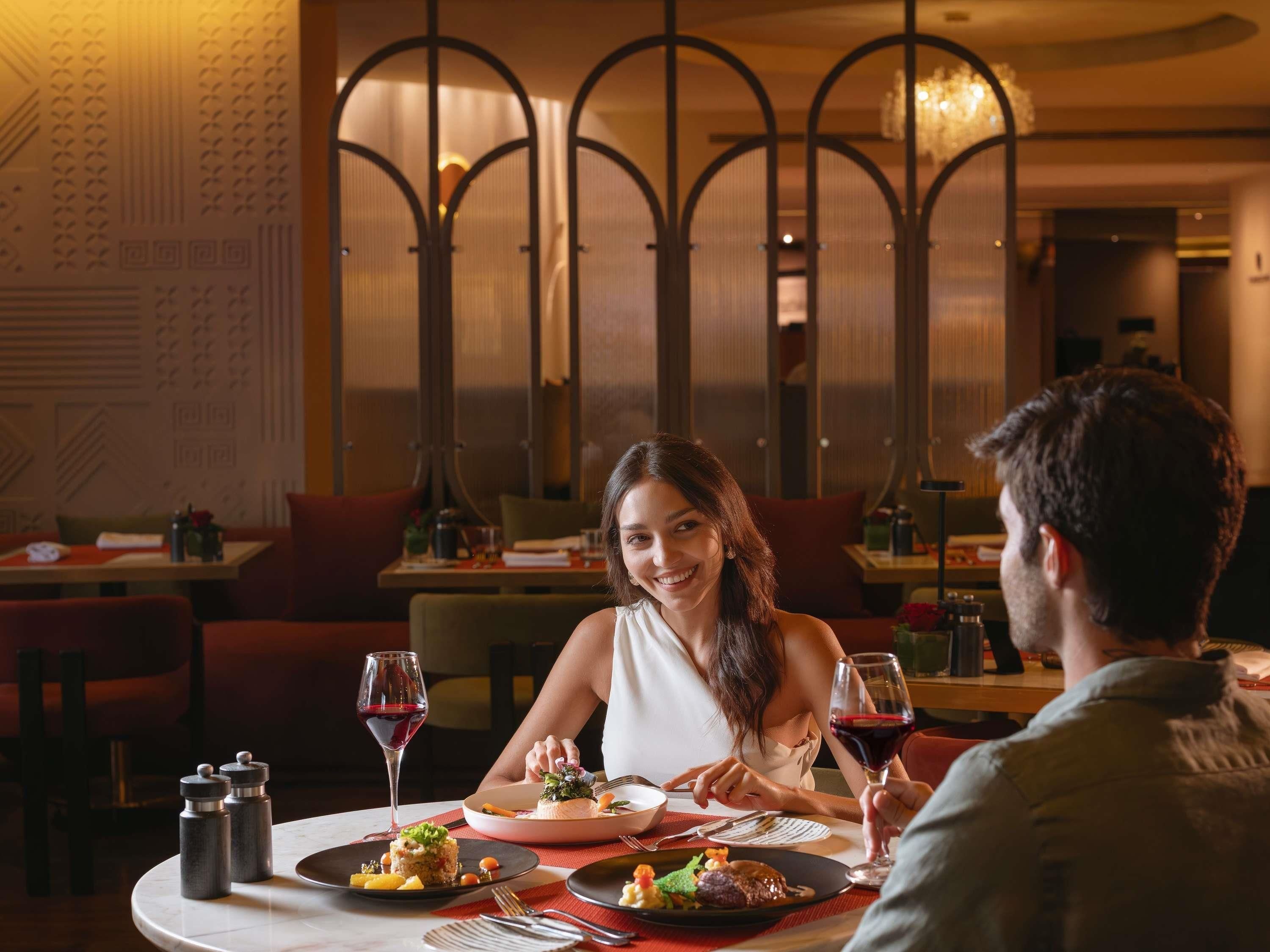 4 restaurants; breakfast, lunch, and dinner served