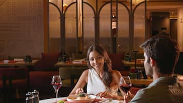 4 restaurants; breakfast, lunch, and dinner served