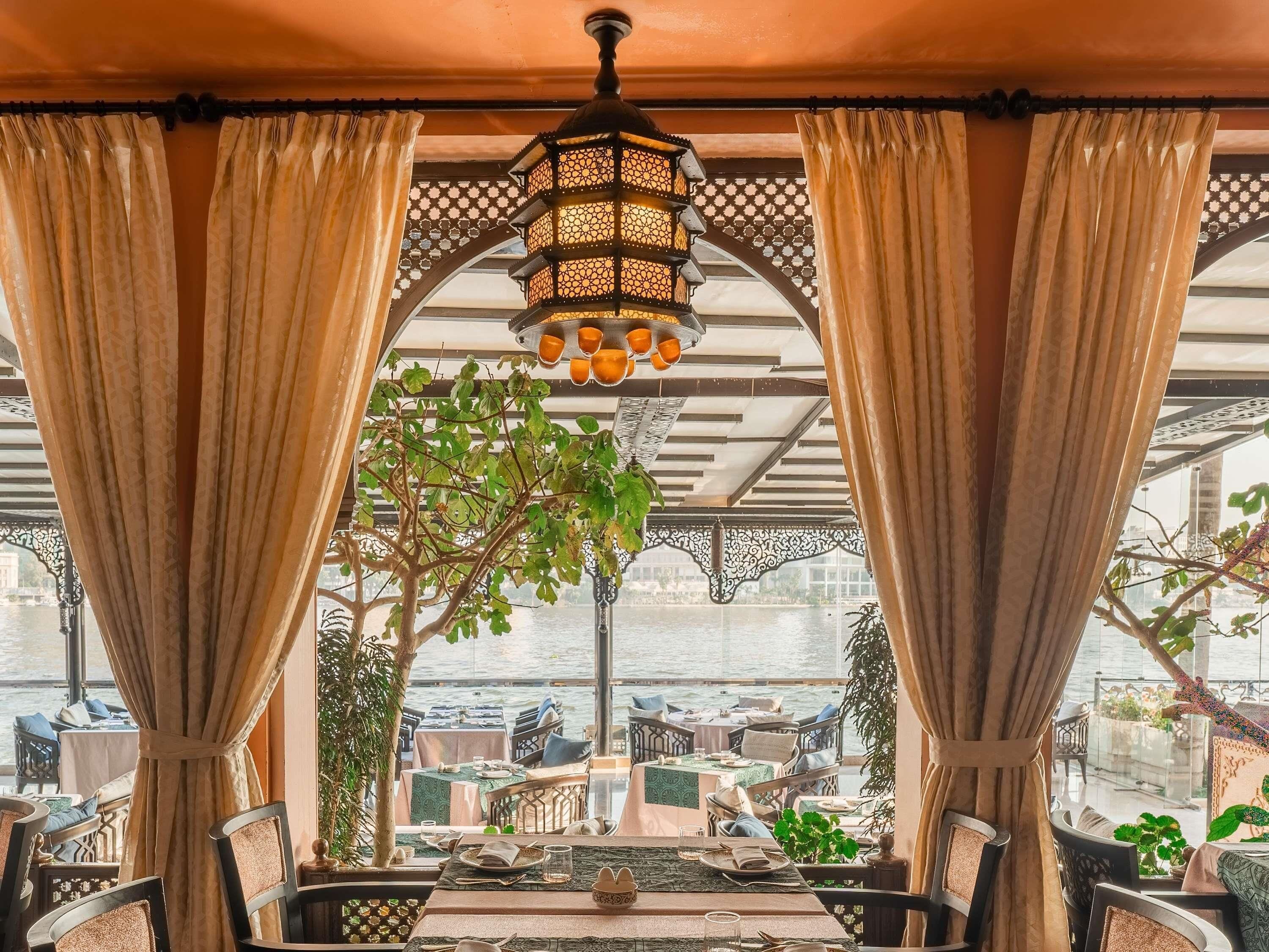 4 restaurantes; se sirven desayunos, almuerzos, cenas y cocina marroquí 