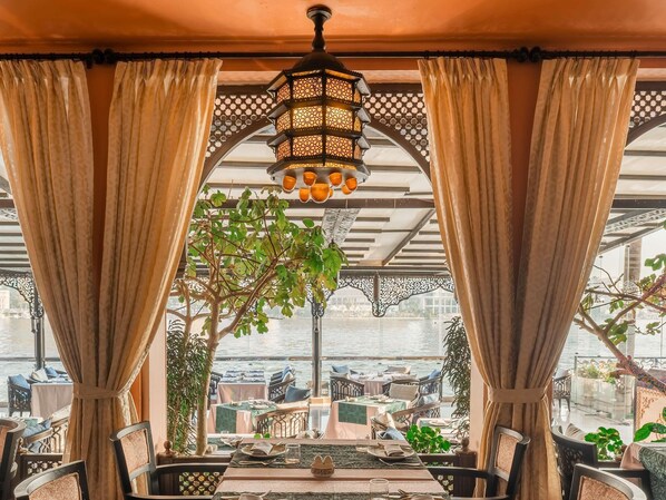 4 restaurantes, se sirven desayunos, comidas, cenas y cocina marroquí