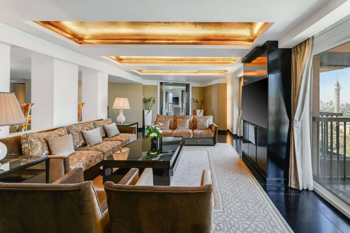 Una sala de estar moderna con un conjunto de sofá, una mesa de centro y un televisor.