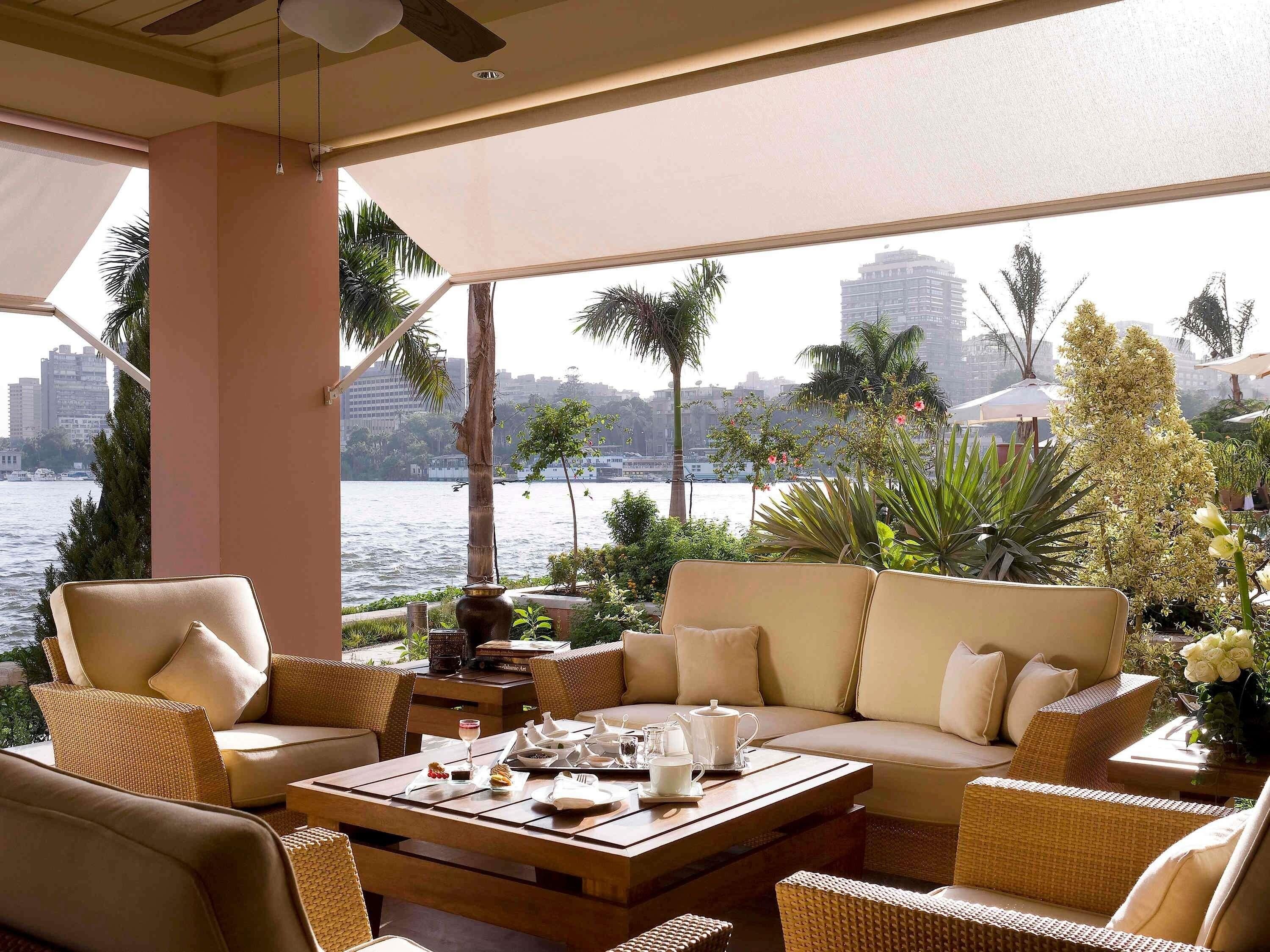 2 bars/lounges, poolside bar