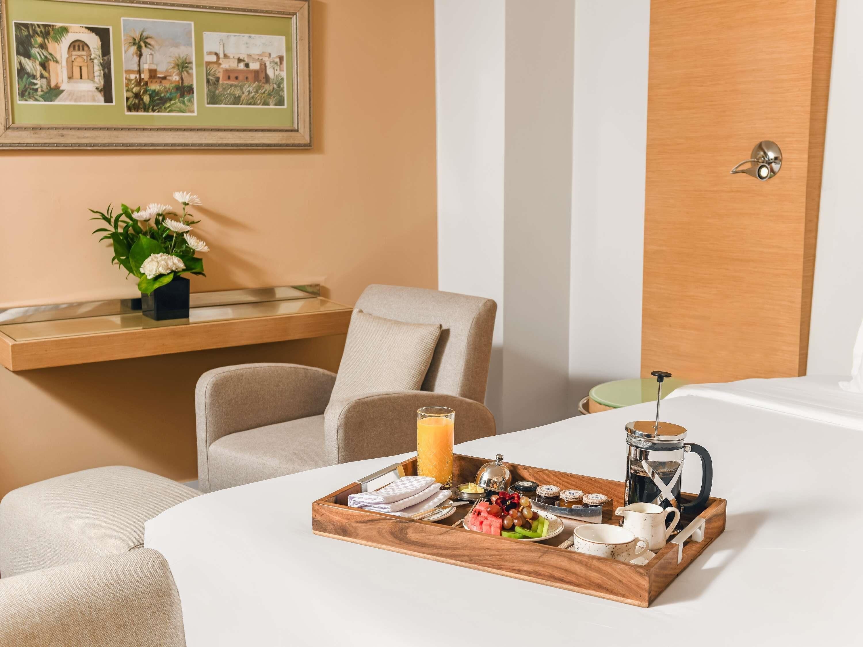 Sábanas de algodón egipcio, ropa de cama de alta calidad y minibar 