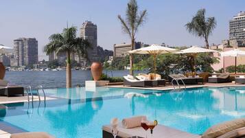 2 bars/lounges, een poolbar