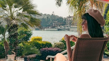 2 bars/lounges, een poolbar