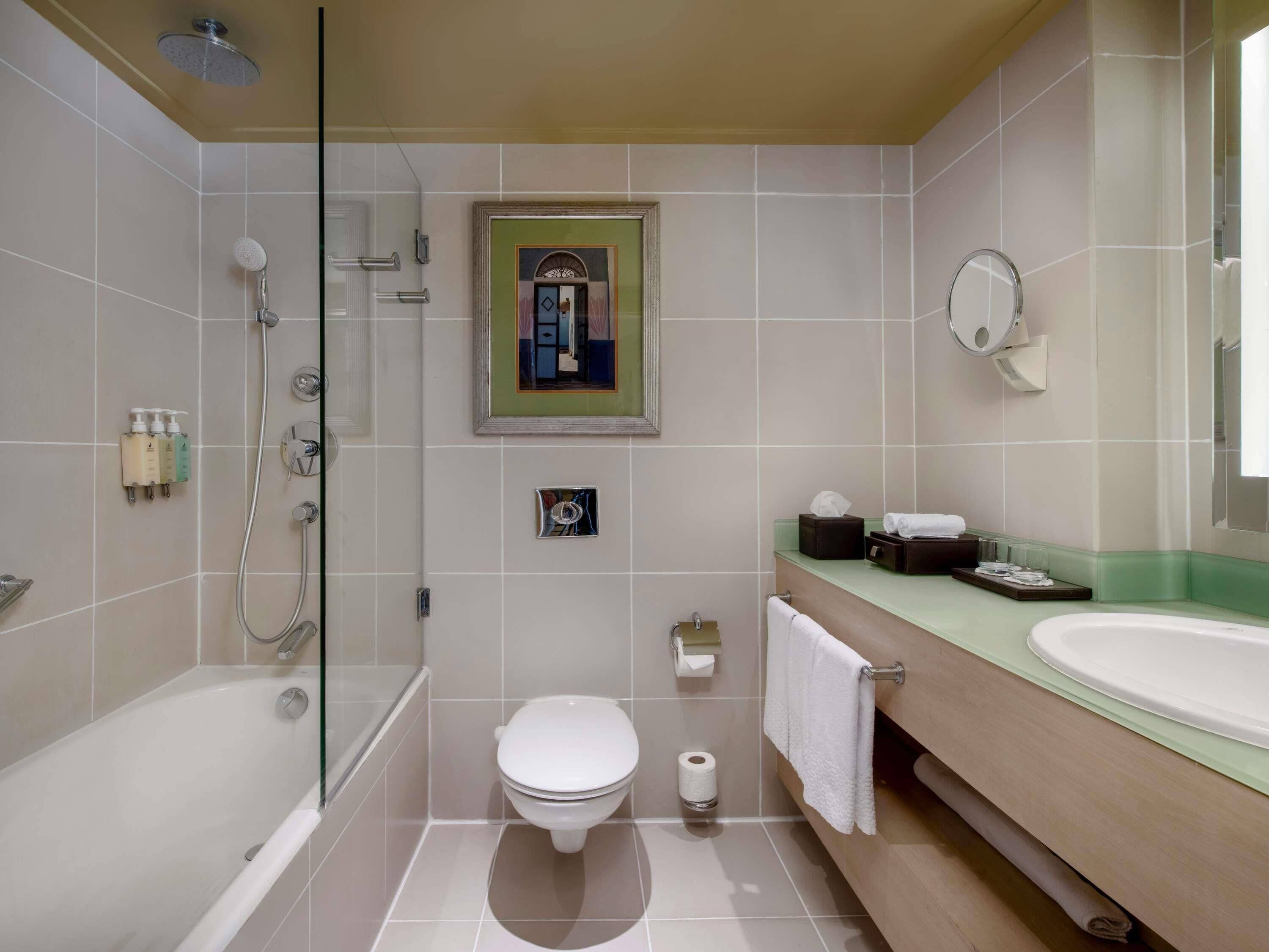 Komfortbadewanne, Regendusche, Designer-Toilettenartikel, Haartrockner