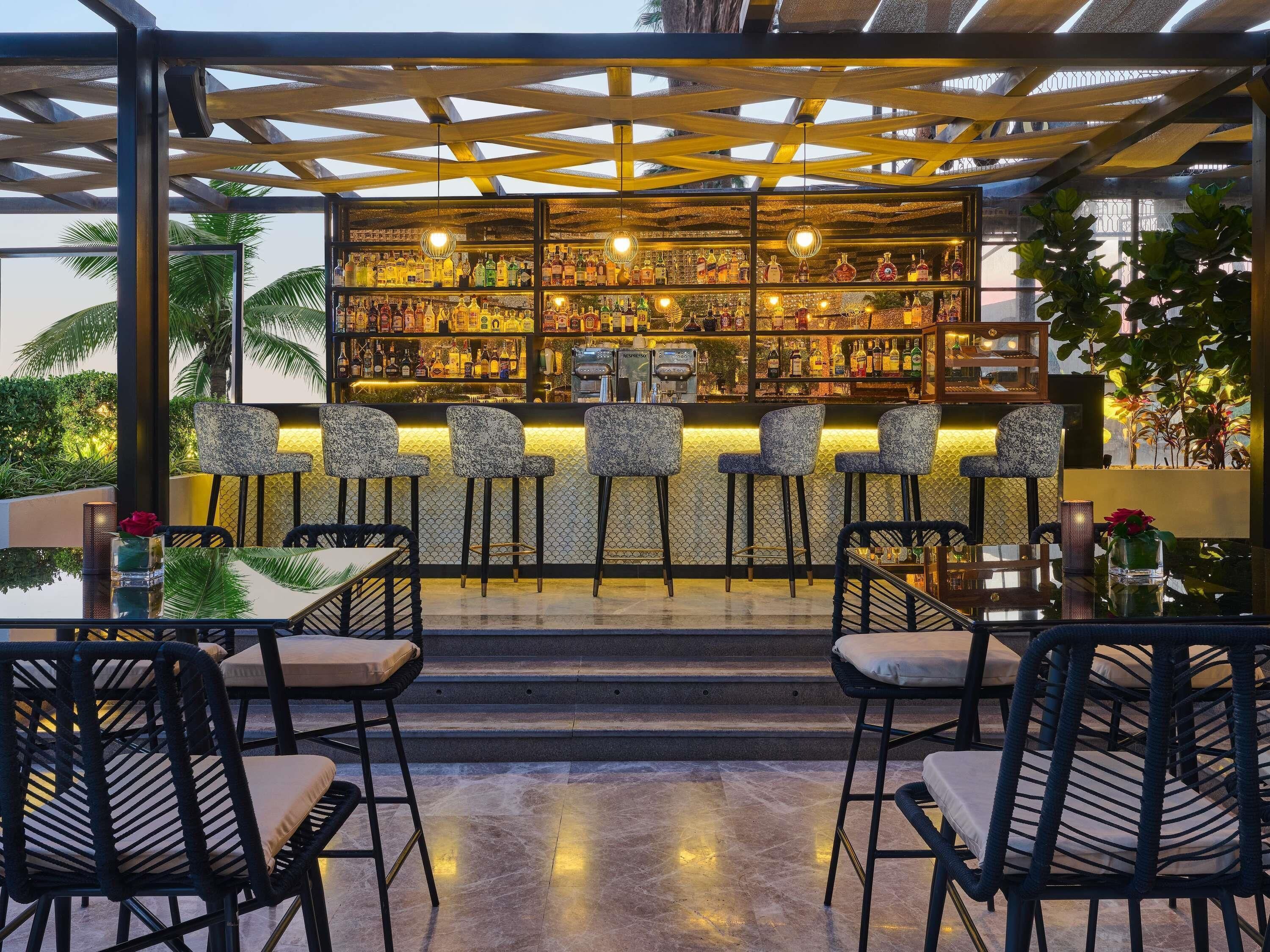 2 bares y bar junto a la piscina