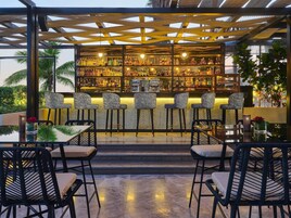 2 bars/lounges, poolside bar