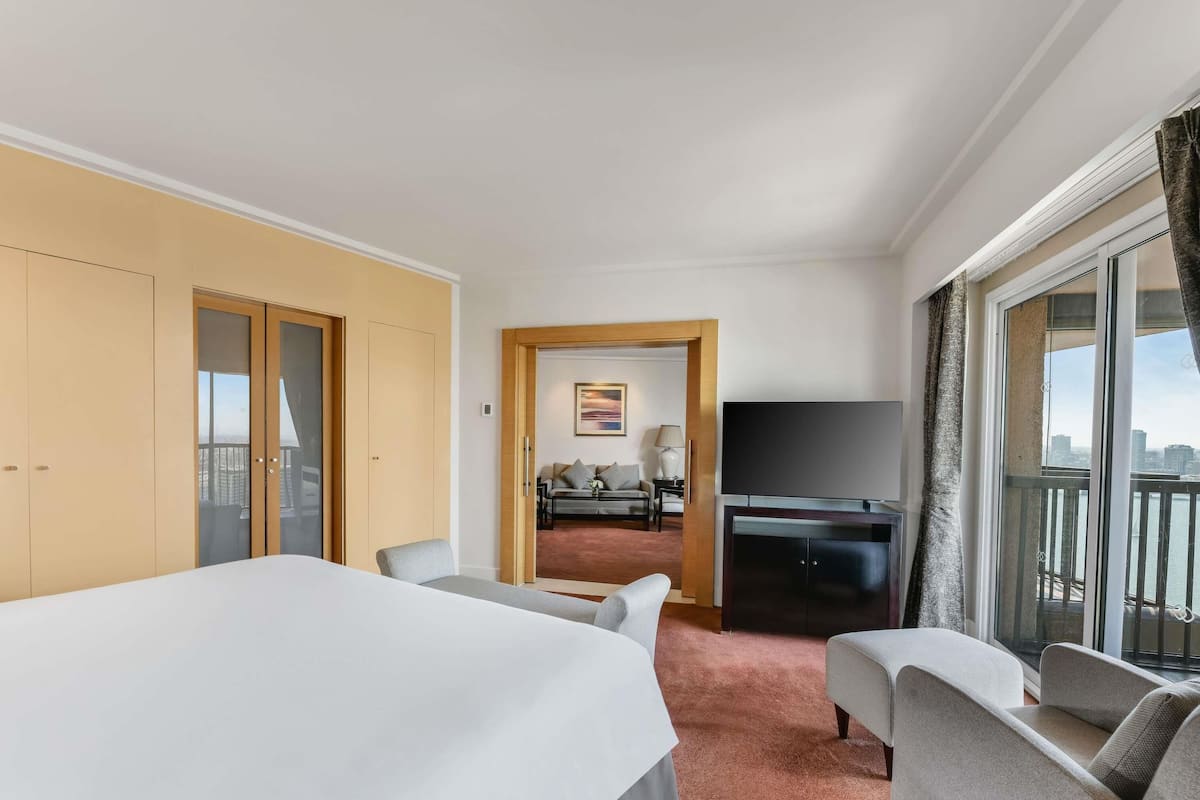 Egyptian cotton sheets, premium bedding, minibar, in-room safe