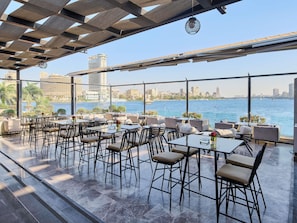 2 quầy bar/khu lounge, quầy bar bên hồ bơi