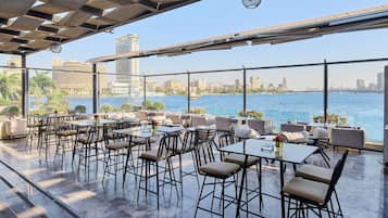 2 bars/lounges, een poolbar