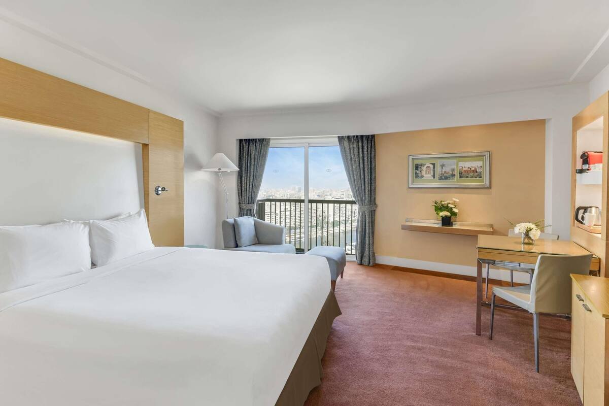 Quarto premium, 1 cama King, vista para o rio (High Floor, Partial Nile View) | Roupas de cama de algodão egípcio, roupas de cama premium, frigobar