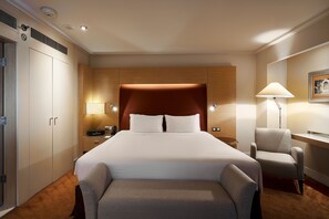 Junior suite, 1 kingsize bed (Partial Nile View) | 1 slaapkamer, lakens van Egyptisch katoen, luxe beddengoed, een minibar