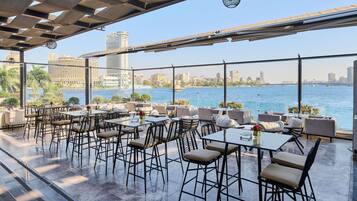 2 bares/lounges, bar ao lado da piscina