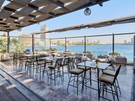 2 bares, bar junto a la piscina