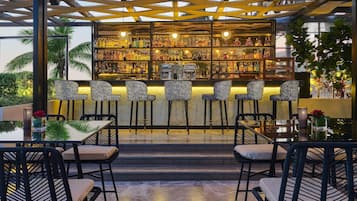 2 Bars/Lounges, Poolbar