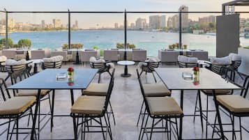 2 bar/lounge, bar a bordo piscina