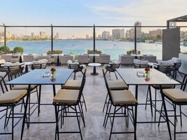 2 bares/lounges, bar ao lado da piscina