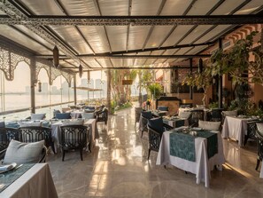 4 restaurantes; se sirve desayuno, almuerzo y cena; cocina marroquí